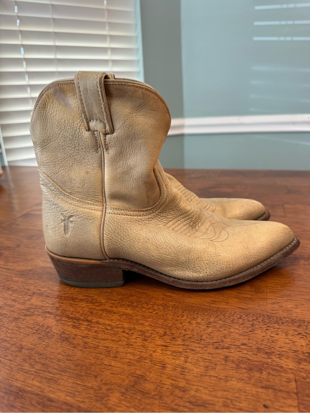 FRYE Billy Short Western Boots Womens Size 9 B Tan Beige Leather Cowboy Ankle